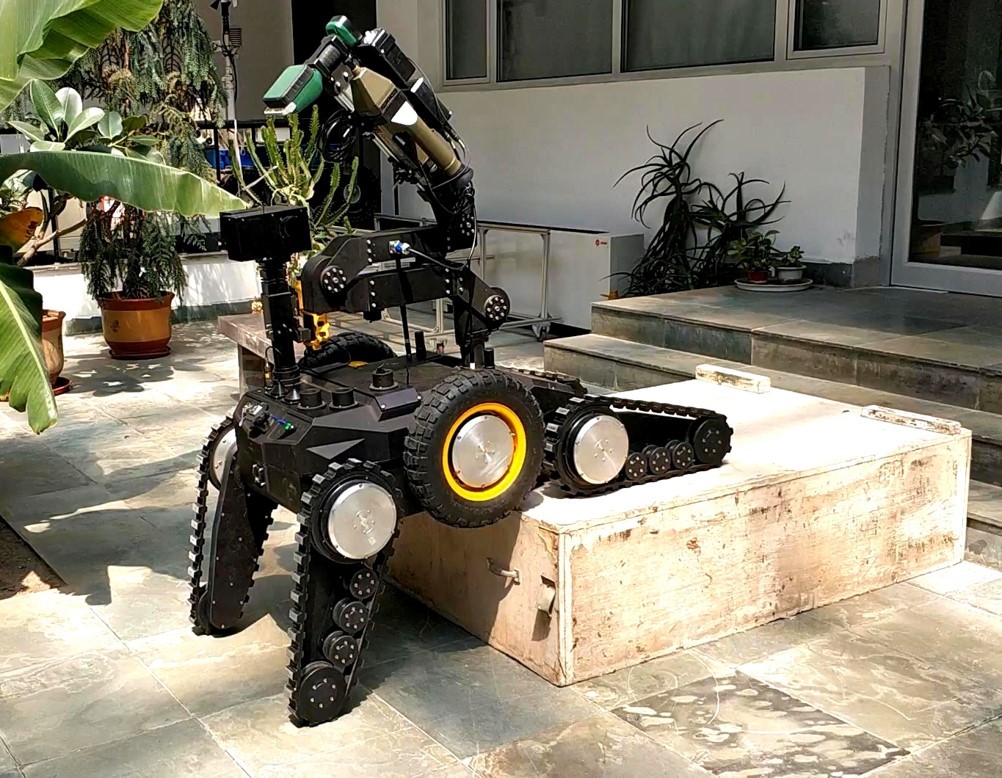 沈陽自動(dòng)化所研制出復(fù)合式排爆機(jī)器人“天蝎